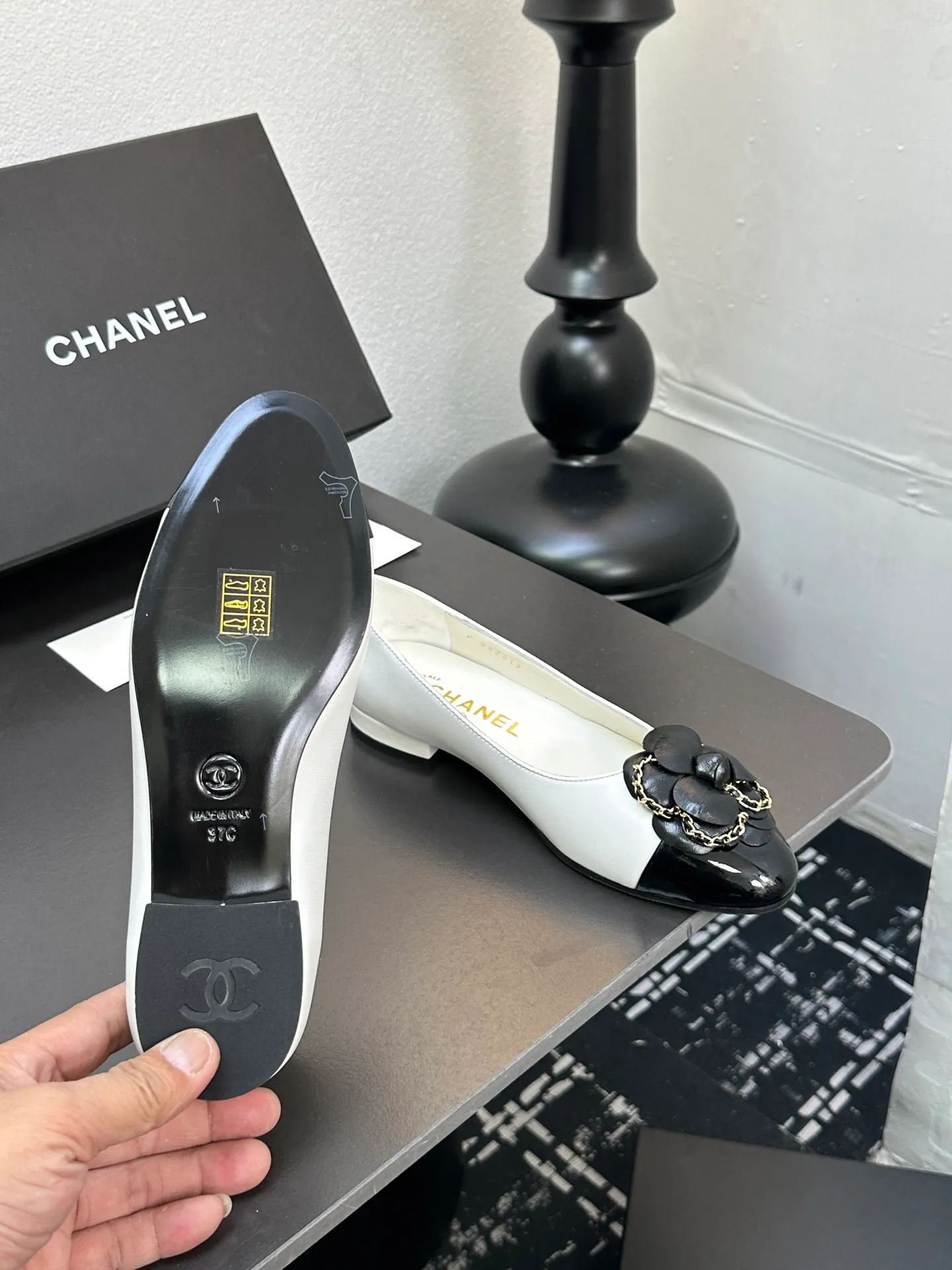 👟👟Ex-factory price 600👟👟 CHANEL｜Chanel Chanel 25C early spring new product Camellia series flat shoes This season’s Camellia series is really beautiful😍 Grandma Xiang’s family has always had the elegant and ladylike temperament, full of high-end sense! It’s very nice on the feet~ Whether worn barefoot or paired with skirts or trousers, it’s very versatile! Incomparably beautiful! Extraordinarily fairy 🧚 Overwhelmingly girly‼ ️ The upper is made of imported lambskin, the lining is made of mixed sheepskin, and the Italian A-grade leather outsole Size: 35-39 (40/41 customized)